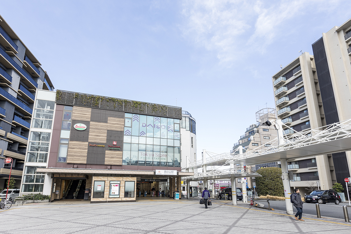 ①西小山駅の改札を出て駅側に戻るように「左」へ曲がります。