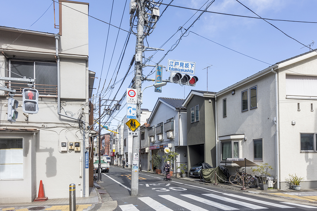 ➂江戸見坂下の信号を「左」に曲がります。